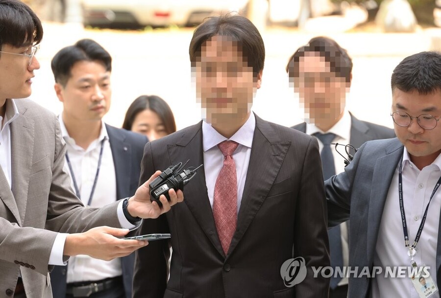 ▲ '200억대 사기대출'과 관련한 혐의를 받는 광덕안정 대표와 재무담당 이사가 지난 2023년 15일 서울 서초구 서울중앙지방법원에서 열린 영장실질심사에 출석하고 있는 모습. ⓒ연합뉴스