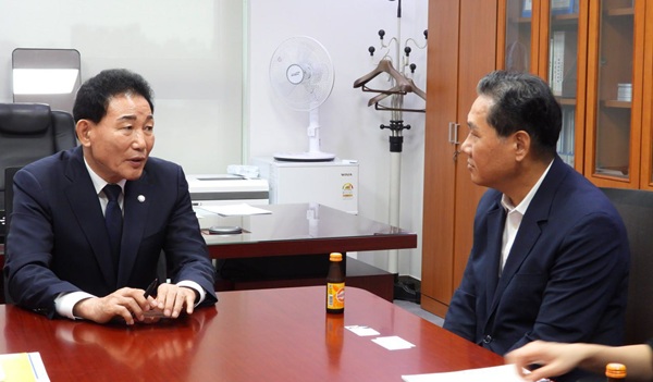 ▲ 박용갑 의원이 지난 16일 김용석 국토교통부 대도시권광역교통위원회 위원장을 만나 서대전역 복합환승센터, 도시철도 2호선(트램), 충청권 광역철도 등 중구 핵심 교통사업의 조기 추진을 요청했다.ⓒ박용갑 의원실