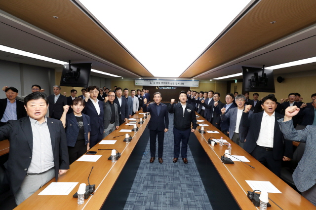 ▲ 김보현 대우건설 사장(사진 중앙 왼쪽), 심상철 대우건설 노동조합 위원장(사진 중앙 오른쪽)을 비롯한 대우건설 관계자들이 안전문화 실천을 결의하고 있다.ⓒ대우건설