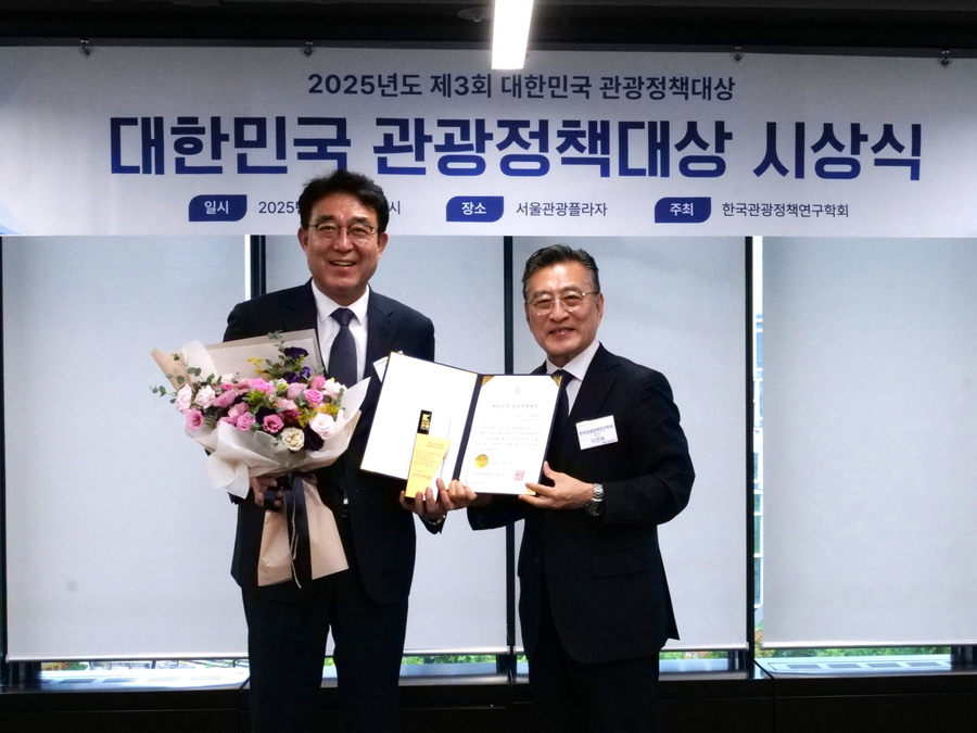 ▲ 진주시가 지난 16일 개최된‘2025 제3회 대한민국 관광정책대상 시상식’에서 ‘진주 하모 관광캐릭터 사업’을 통해 지역 상징을 캐릭터 디자인으로 구현전국적 확산시킨 점을 인정 받아 관광디자인 부문 대상을 수상했다.ⓒ진주시