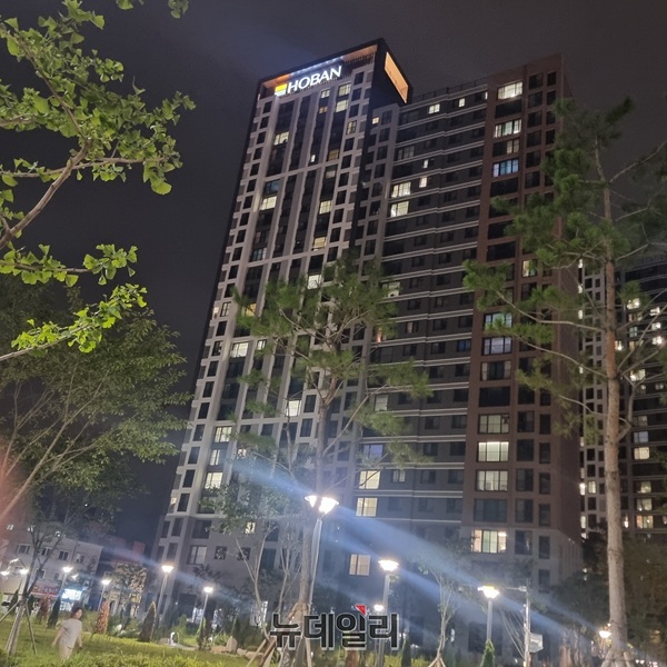 ▲ 도마 변동 11구역 재개발 과정에서 법 개정 사항을 반영하지 않고 ‘편의성 인가’로 용적률을 20% 상향해 99세대를 추가 분양한 사실이 드러나 파장이 커지고 있다. ⓒ김경태기자