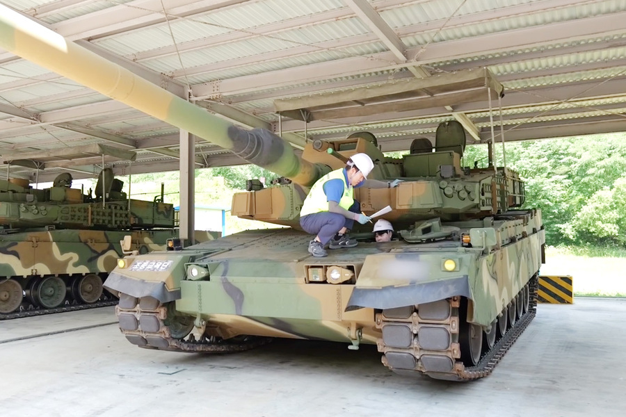 ▲ 현대로템 관계자가 최근 전라남도 장성군 육군 기계화학교를 방문해 K2전차 장비 점검을 진행하는 모습 ⓒ현대로템