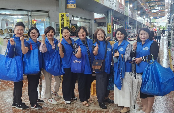 ▲ 더불어민주당 세종시당 여성위원회가 17일 금남면 대평시장에서 '파란장바구니 캠페인'을 하고 있다.ⓒ민주당 세종시당