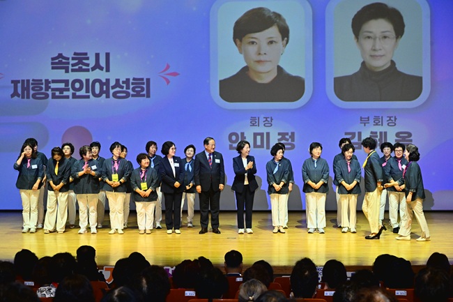 ▲ 속초시여성단체협의회가 주관하고 속초시가 후원한 '제21회 속초양성평등대회'가 17일 속초시문화예술회관 대공연장에서 이병선 속초시장을 비롯한 지역 기관·단체장과 여성단체 회원 등 600여명이 참석한 가운데 열렸다. ⓒ속초시