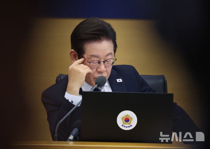 ▲ 이재명 대통령이 16일 세종시 정부세종청사에서 열린 제42회 국무회의에서 자료를 살펴보고 있다. ⓒ뉴시스