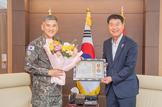 ▲ 강원도 고성군(군수 함명준)이 17일 인제군 소재 육군 제3군단 사령부를 방문해 관·군 상생협력 간담회를 실시하고, 3군단장(중장 서진하)에게 감사패를 수여했다. 함명준 고성군수는 