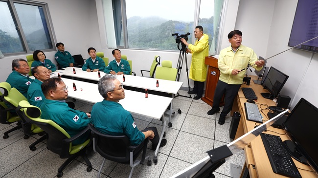▲ 강원특별자치도의회 농림수산위원회가 제340회 임시회 기간인 17일, 극심한 가뭄 피해를 겪고 있는 강릉 지역을 대상으로 현지시찰을 진행했다.ⓒ강원특별자치도의회