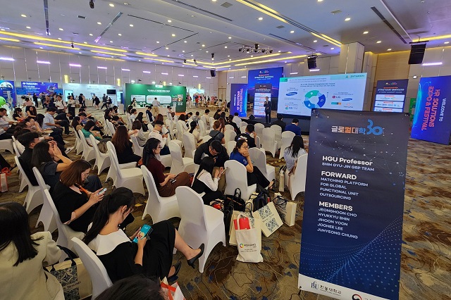 ▲ 베트남 최대 인적자원 컨퍼런스인 VNHR HR Summit에서 한동대의 청년 일자리 솔루션이 소개되고 있다.ⓒ한동대