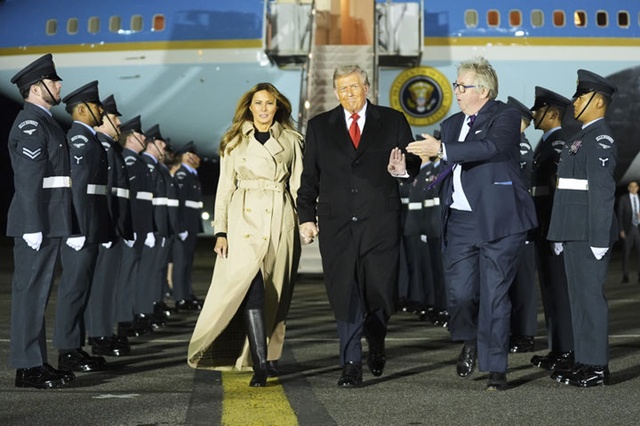 ▲ 도널드 트럼프 미국 대통령과 부인 멜라니아 여사가 영국 런던 스탠스테드 공항에 도착해 왕실 시종관인 헨리 후드 자작 등의 안내를 받으며 의장대 사이를 걷고 있다. 250916 AP/뉴시스. ⓒ뉴시스