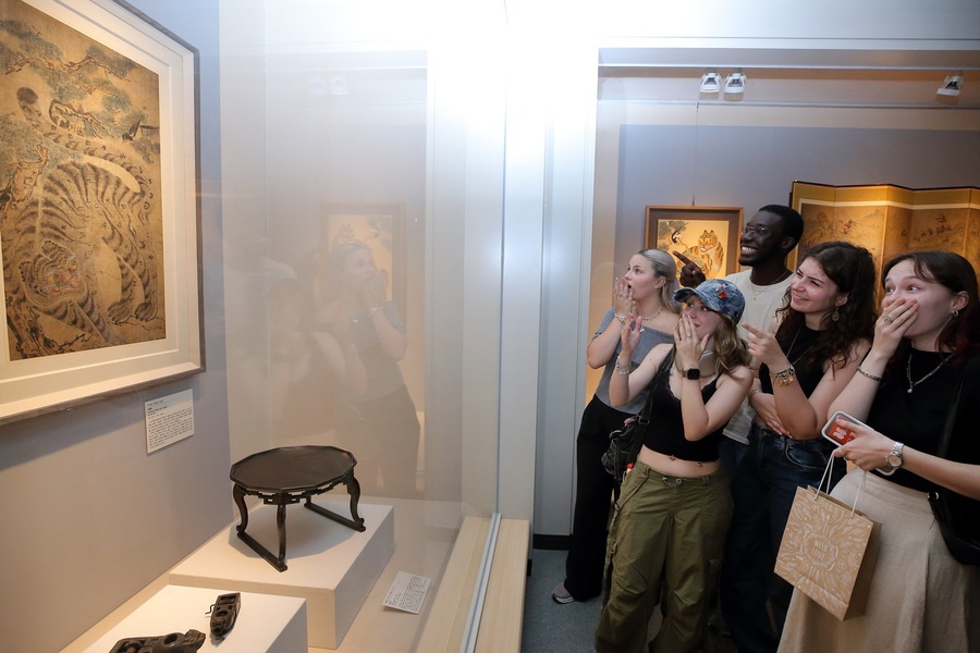 ▲ 계명대 자매대학 교환학생들이 행소박물관에서 열린 동물과 인간 특별전에서 까치와 호랑이 작품을 관람하고 있다.ⓒ계명대