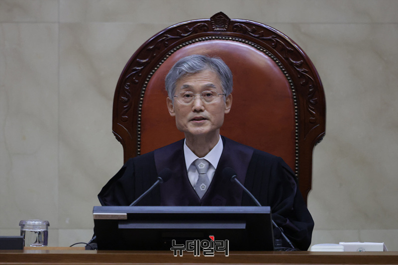 ▲ 조희대 대법원장이 지난 5월 1일 오후 이재명 대통령(당시 더불어민주당 대선 후보)의 공직선거법 사건 전원합의체 선고를 위해 서울 서초구 대법원 대법정에 입장해 자리에 앉아 있다. (사진=공동취재단)