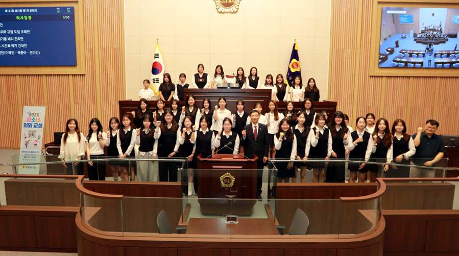 ▲ 충북도의회는 17일 옥천여자중학교와 청주 대성고등학교 학생들을 대상으로 청소년 의회교실을 운영했다.ⓒ충북도의회