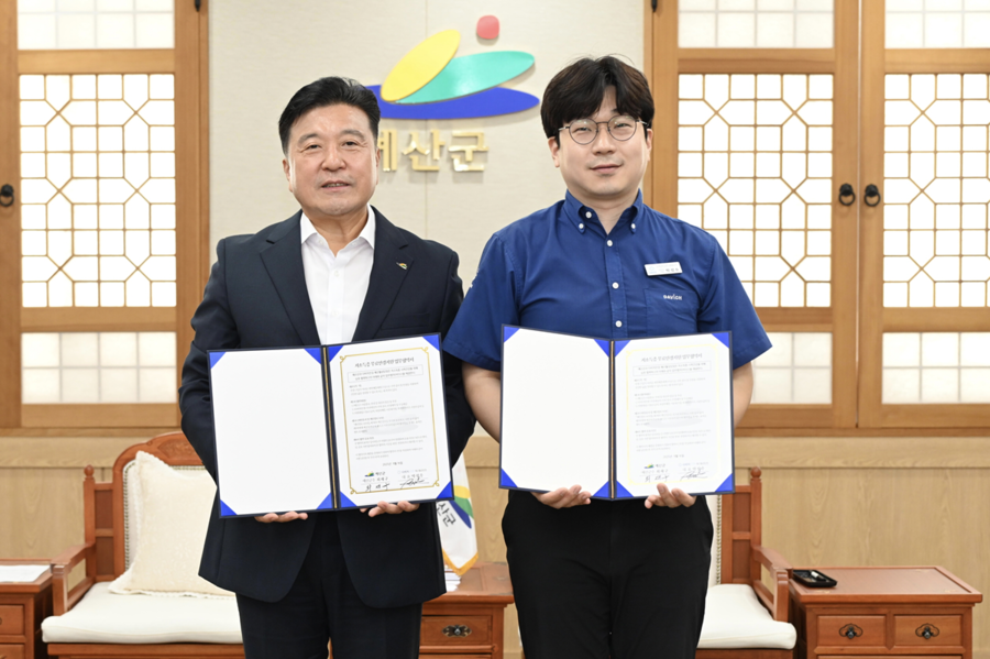 ▲ 왼쪽부터 최재구 예산군수, 박성수 다비치안경예산월성당점 대표.ⓒ예산군