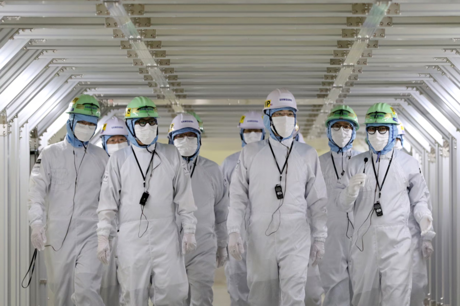 ▲ 이재용 삼성전자 회장이 2023년 2월 삼성디스플레이 아산캠퍼스를 찾아 생산라인을 살피는 모습ⓒ삼성전자