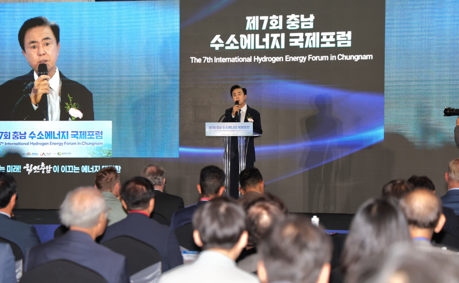 ▲ 김태흠 충남도지사가 18일‘서해안 수소산업 벨트’ 구축을 위한 업무협약을 체결한 뒤 인사말을 하고 있다.ⓒ충남도