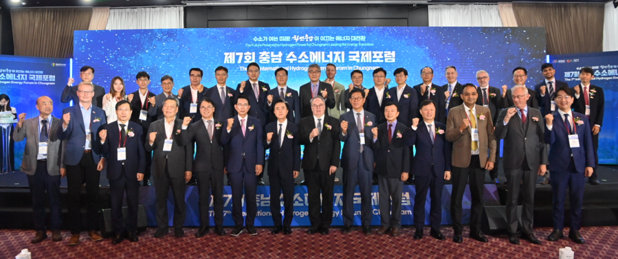 ▲ 충남도 등 ‘서해안 수소산업 벨트’ 구축을 위한 업무협약을 체결한 뒤 내빈들이 기념 촬영을 하고 있다.ⓒ충남도