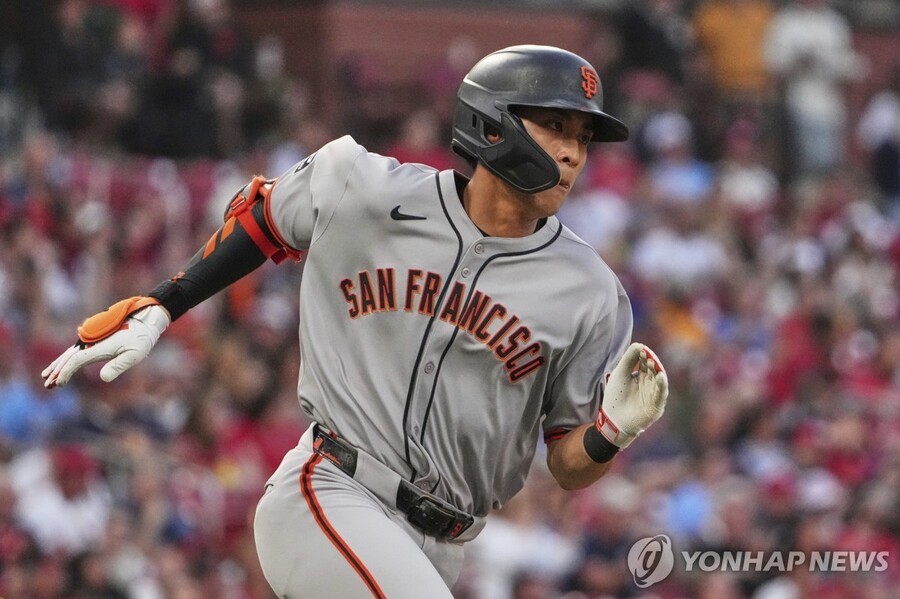 ▲ 선발에서 제외된 이정후가 11회 말 대주자로 출전해 1득점을 올렸다.ⓒ연합뉴스 제공