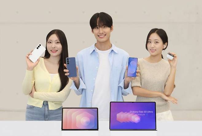 ▲ 삼성전자 모델이 19일 국내 출시하는 '갤럭시 S25 FE', '갤럭시 탭 S11 시리즈', '갤럭시 버즈3 FE'를 소개하는 모습.ⓒ삼성전자