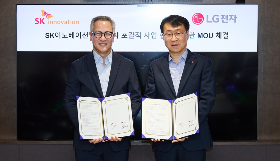 ▲ 17일 서울 종로구 SK서린빌딩에서 김무환 SK이노베이션 에너지설루션 사업단장(왼쪽), 이재성 LG전자 ES사업본부장(오른쪽)이 ‘AI 데이터센터 통합 에너지 설루션’ 공동 개발 및 사업화를 위한 양해각서(MOU)를 체결한 후 기념사진을 촬영하고 있다.ⓒSK이노베이션