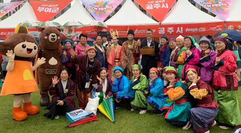 ▲ 충남 공주시가 지난 17일 서울 광화문광장에서 열린 'WOW! CN 페스타'에 참여해 '2025~2026 충남 방문의 해'를 기념하고 공주 관광을 홍보하고 있다.ⓒ공주시