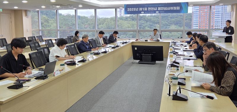 ▲ ‘2025 상반기 천안시 정책 제안 공모전’ 심사가 진행되고 있다. ⓒ천안시