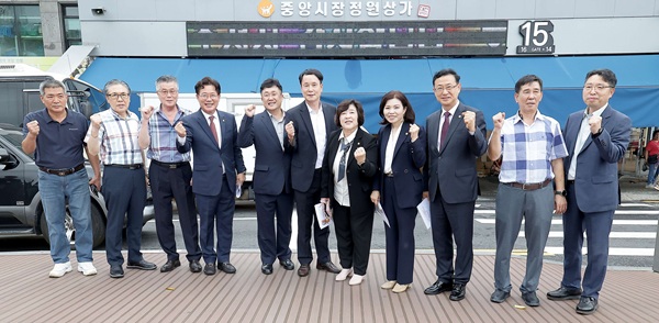 ▲ 이상래 위원장과 특위 위원들이 지난 17일 중앙시장에서 성수품 물가를 살피고 서민 가계 부담 완화 대책을 논의했다.ⓒ대전시의회