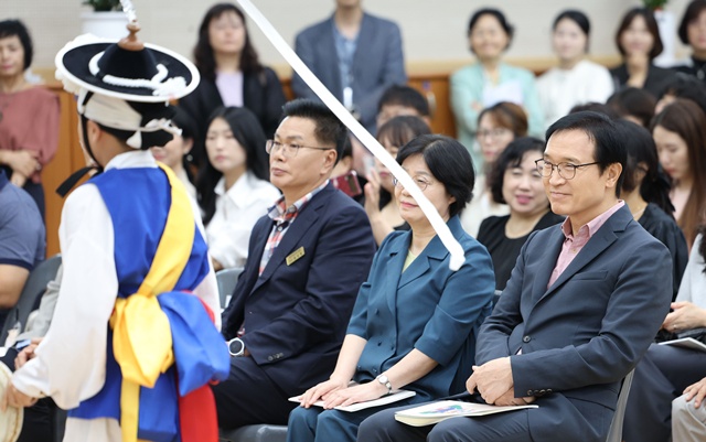 ▲ 임태희 경기도교육감이 17일 광주중앙고등학교에서 경기도광주하남교육지원청 현장 정책브리핑에 참석해 공연을 관람하고 있다. ⓒ경기도교육청 제공