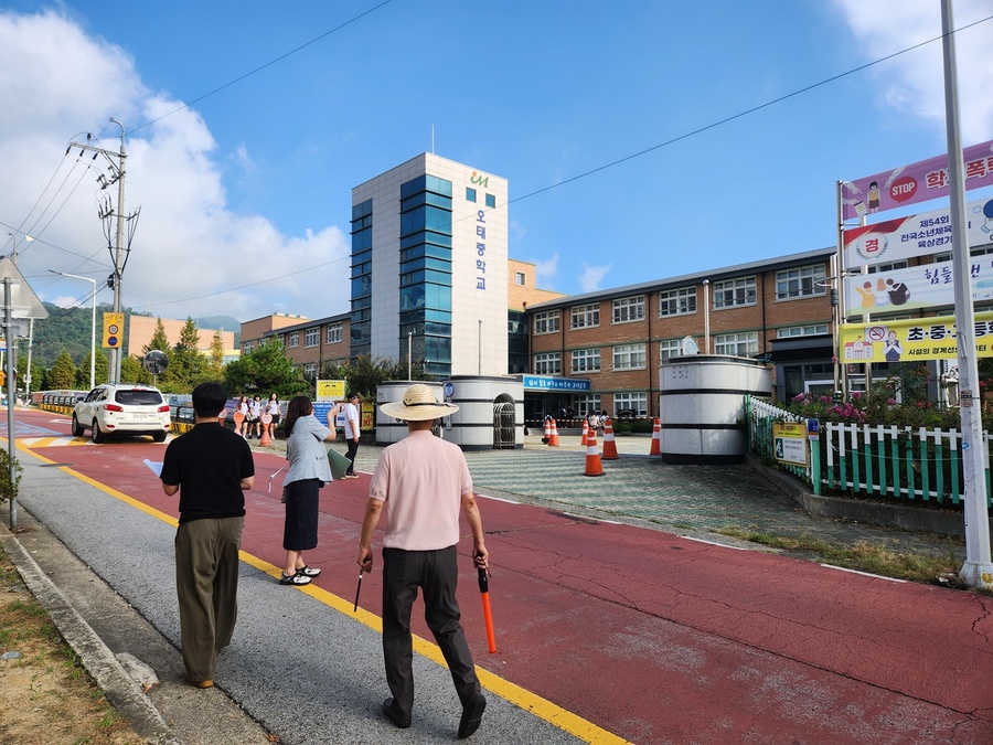 ▲ 경북교육청(교육감 임종식)은 2024년부터 경북 도내 6개 시군 유치원과 초등학교를 대상으로 아이들이 안전한 등하굣길을 만들기 위해‘지역 현안 특별교부금 통학로 교통 환경 개선 사업’을 추진한다.ⓒ경북교육청