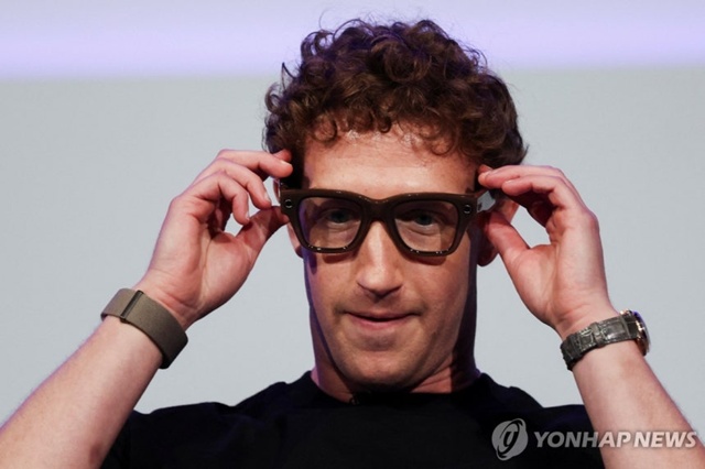 ▲ 마크 저커버그 메타 CEO가 미국 캘리포니아주 멘로파크에서 열린 개발자 행사인 '메타 커넥트(Meta Connect) 2025'에서 자사의 디스플레이 탑재 첫 스마트안경을 선보이고 있다. 250917 로이터=연합뉴스. ⓒ연합뉴스