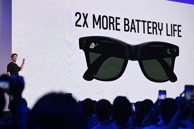 ▲ 마크 저커버그 메타 CEO가 미국 캘리포니아주 멘로파크에서 열린 개발자 행사인 '메타 커넥트(Meta Connect) 2025'에서 신형 스마트안경을 공개하고 있다. 250917 AP/뉴시스. ⓒ뉴시스