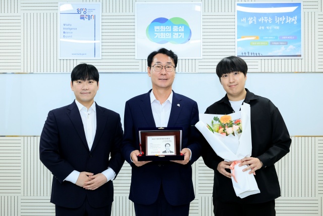 ▲ 정명근 시장이 2025 청년친화헌정대상 종합대상 수상을 청년들과 함께 기념좔영을 하고 있다ⓒ화성시 제공