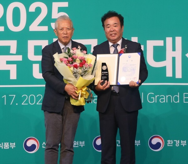 ▲ 이종구 충북개발공사 본부장(우)이 17일 서울 더플라자호텔에서 열린 2025 국민공감대상에서 보건복지부장관상과 동반성장경영대상시상식에서 상을 받고 있다.ⓒ충북개발공사