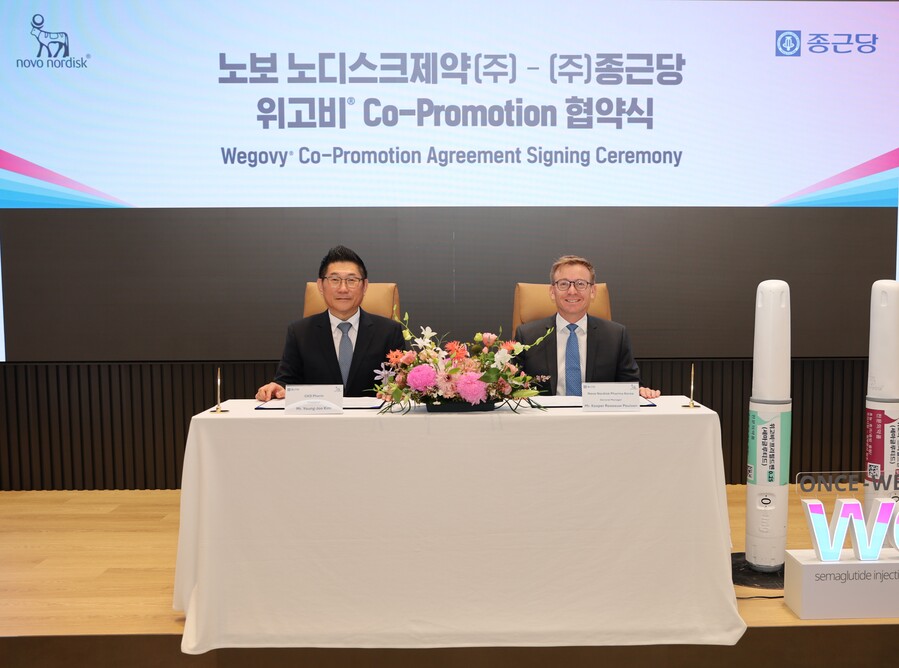 ▲ 18일 종근당 충정로 본사에서 종근당 김영주 대표(왼쪽)와 한국노보노디스크제약 캐스퍼 로세유 포울센 대표가 위고비 공동판매 계약을 체결하고 있다. ⓒ종근당