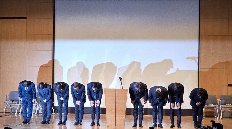 ▲ 조좌진 롯데카드 대표이사 등 관계자들이 18일 서울 중구 부영태평빌딩에서 해킹 사고로 인한 고객 정보 유출사태에 대해 대고객 사과를 하고 있다.ⓒ박정연 기자