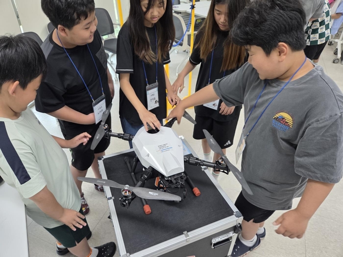 ▲ TS는 6월부터 9월까지 시흥드론교육센터에서 재난 구조·소방 등 특수임무 종사자와 초·중·고 학생들을 대상으로 'REACH' 프로그램을 운영했다. ⓒ한국교통안전공단