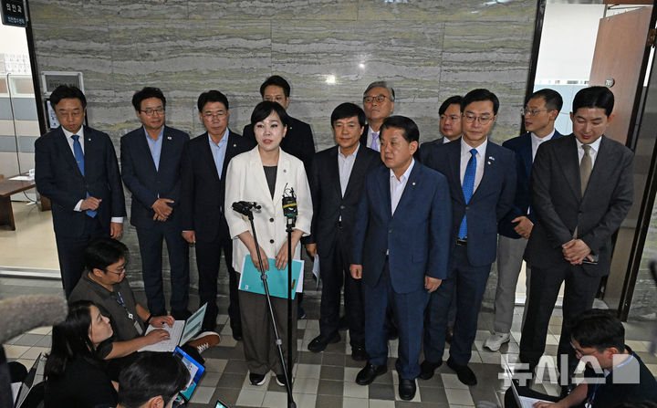 ▲ 전현희 더불어민주당 3대특검 종합대응특위 위원장이 18일 오전 서울 여의도 국회 의안과에서 내란국정농단 전담재판부 설치법을 제출한 뒤 발언하고 있다. ⓒ뉴시스