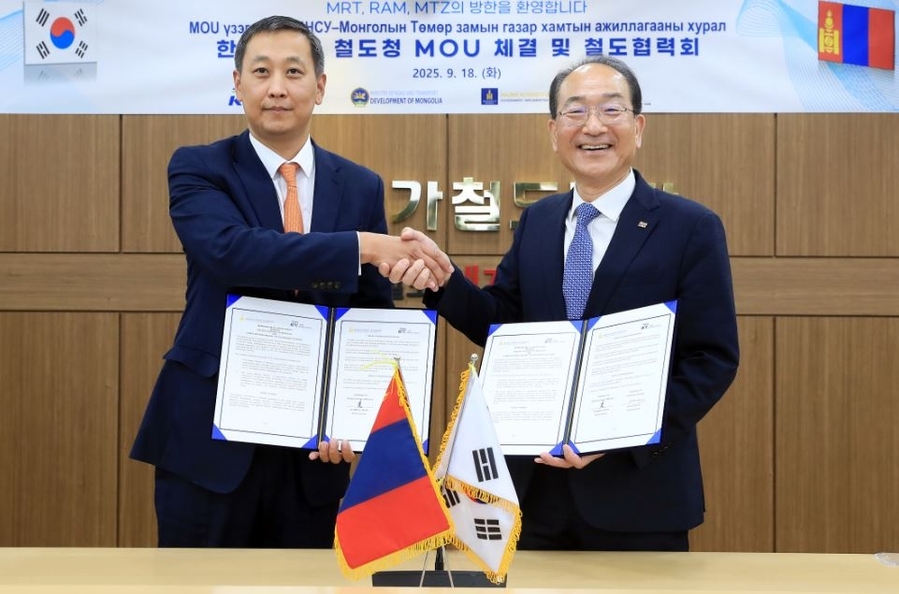 ▲ 이성해(오른쪽) 국가철도공단 이사장과 아르토르 빔 바요(ARTUR BYAMBA-YU) 몽골 철도청장이 18일 철도 분야 협력 양해각서(MOU)를 체결한 후 기념촬영을 하고 있다. ⓒ국가철도공단