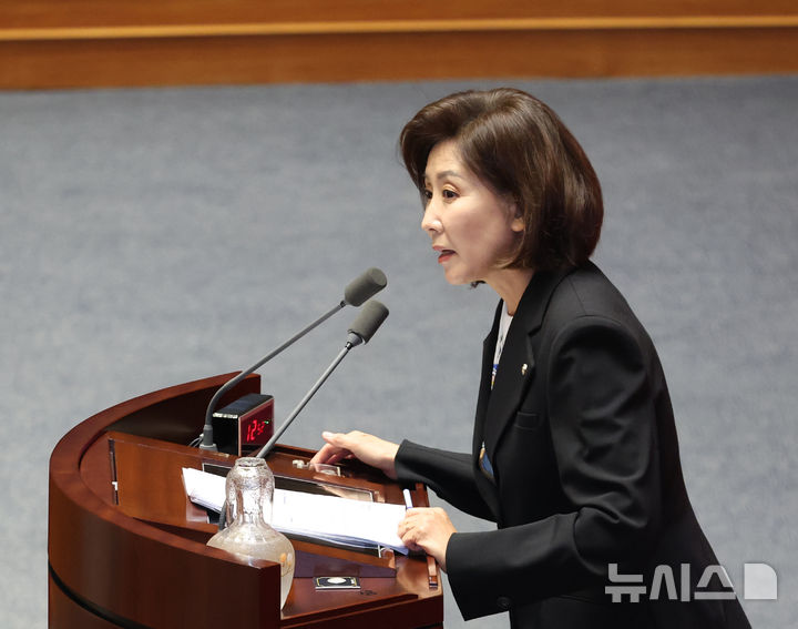 ▲ 나경원 국민의힘 의원이 18일 오후 서울 여의도 국회에서 열린 제429회국회(정기회) 제8차 본회의에서 대정부질문 발언을 하고 있다. ⓒ뉴시스