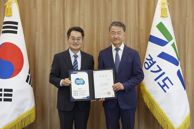 ▲ 김동연 경기도지사(왼쪽)가 18일 박능후 신임 경기도정자문위원장에게 위촉장 전달 후 기념촬영을 하고 있다. ⓒ경기도 제공