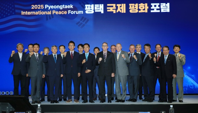 ▲ 2025 평택 국제 평화 포럼 참석자들이 화이팅을 외치고 있다ⓒ평택시 제공