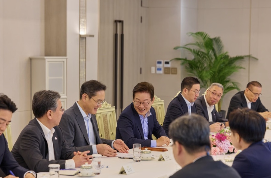 ▲ 대통령실이 오는 20일 청년의 날을 앞두고 이번 주를 '청년 주간'으로 지정한 가운데 삼성, SK, 포스코, 한화그룹 등이 채용 확대 계획을 발표했다. 사진은 이재명 대통령이 지난달 19일 서울 용산 대통령실 청사에서 열린 미일 순방 동행 경제단체 및 기업인 간담회에서 이재용 삼성전자 회장을 비롯한 참석자들과 대화하는 모습. ⓒ대통령실