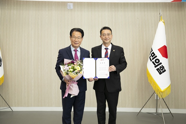 ▲ 백현종 경기도의회 국민의힘 대표의원(오른쪽)이 18일 광주 남한산성역사문화관 대강당에서 열린 남한산성 위령비 사업 추진 특별위원회 출범식에서 유영두 의원에게 임명장 전달 후 기념촬영을 하고 있다. ⓒ경기도의회 제공