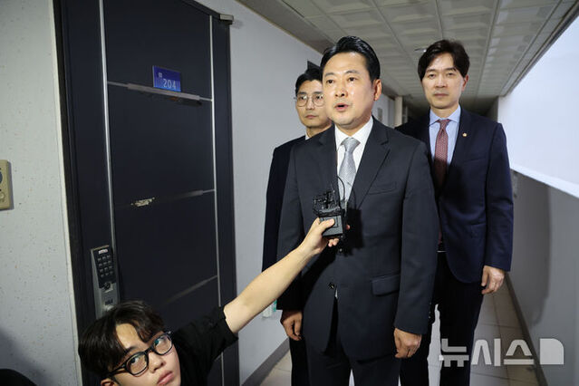 ▲ 장동혁 국민의힘 대표가 18일 오후 서울 여의도 국민의힘 당원 명부 데이터베이스 관리 업체 앞에서 김건희 특검 압수수색 관련 입장을 밝히고 있다. 이날 김건희 특검은 해당 업체와 국민의힘 당사에 대한 압수수색을 시도했다. 2025.09.18. ⓒ뉴시스