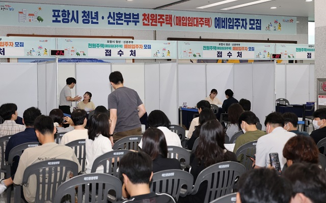 ▲ ‘천원주택’ 지난 16일부터 17일 이틀간 진행된 현장 접수.ⓒ포항시