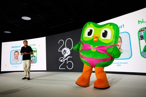 ▲ 엠마뉴엘 오르소(Emmanuel Orssaud) 듀오링고 최고마케팅책임자(CMO)와 듀오링고 마스코트 '듀오(Duo)'ⓒ칸라이언즈