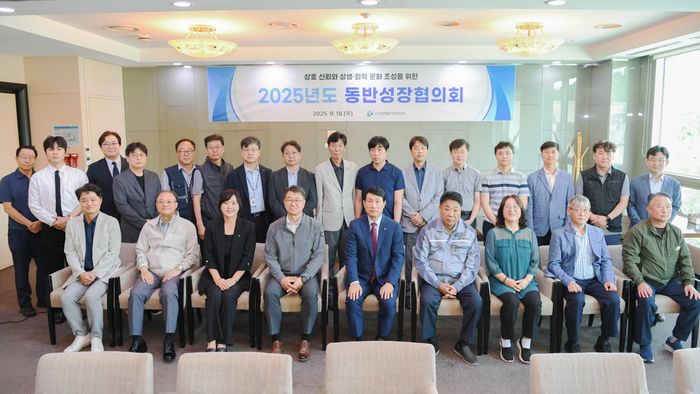 ▲ 송병억(가운데) 수도권매립지관리공사 사장과 협력업체 관계자들이 기념 촬영을 하고 있다. ⓒ 수도권매립지관리공사 제공
