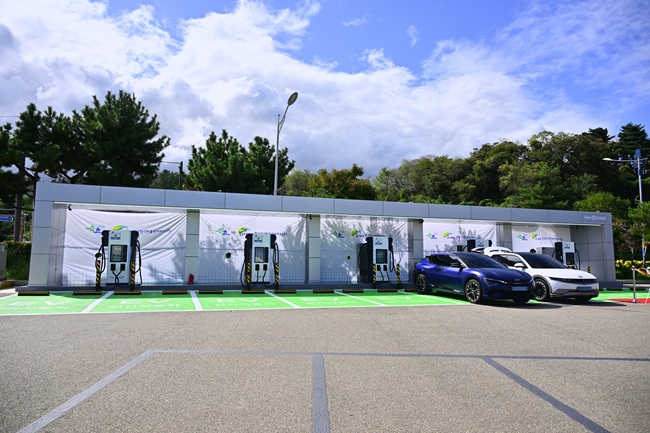 ▲ 속초시가 친환경 교통수단 확산과 시민 편의 증진을 위해 한국전기차충전서비스(주)와 협약을 맺고 지역 내 주요 거점 공영주차장 11곳에 전기자동차 충전기 42기를 추가로 설치했다. ⓒ속초시