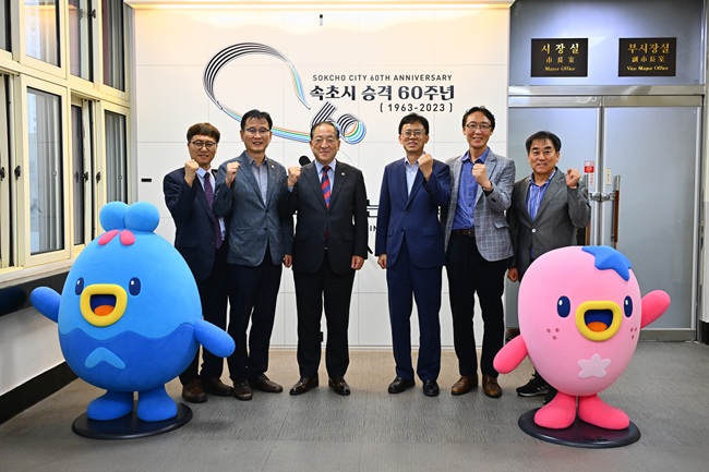 ▲ 속초시와 강원도립대학교가 지난 17일 속초시청에서 지역혁신중심대학지원체계(RISE) 사업의 성공적 추진을 위한 업무협의를 했다. 이병선 속초시장과 최종균 강원도립대 총장을 비롯한 양 측 관계자들이 참석한 이날 협의에서는 지역특화 인력 양성을 위한 평생교육 프로그램 운영, 지역 현안 해결을 위한 G-아바이랩 도시캠퍼스 조성 등이 논의됐다. ⓒ속초시