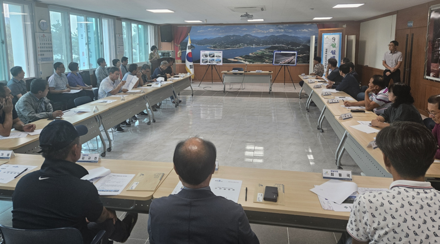 ▲ 충북도는 19일 청풍면주민자치센터에서 청풍교 업사이클링 사업인 ‘브리지가든’ 조성 설명회가 열고 주민들에게 프로젝트를 설명했다.ⓒ충북도