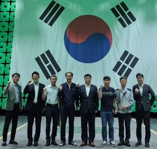 ▲ 이승원 세종시 경제부시장(왼쪽 다섯 번째)이 지난 18일 명학일반산업단지에서 ‘찾아가는 산업단지 현장 소통 간담회’에 앞서 삼성전기, SK바이오텍, 동양AK코리아, 케이이알(KER) 등 입주기업 관계자들과 기념촬영을 하고 있다.
ⓒ세종시